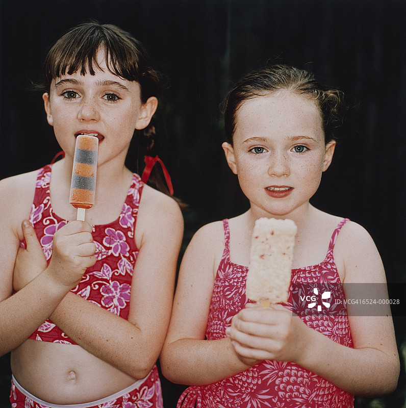 两个女孩在吃冰棒图片素材