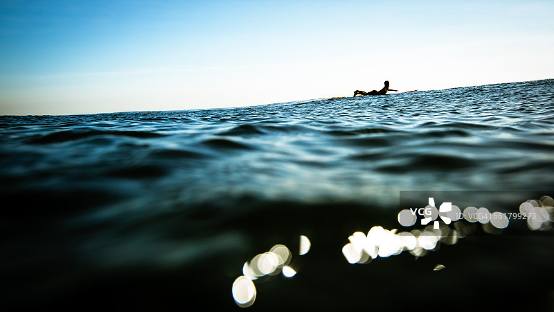 在海洋中冲浪的女人，马里布，加州，美国，美国图片素材