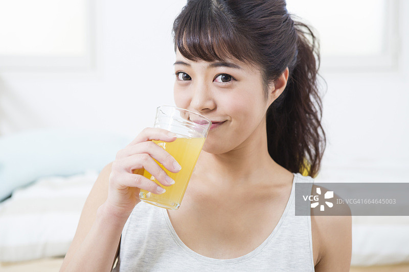 喝果汁的日本女人图片素材