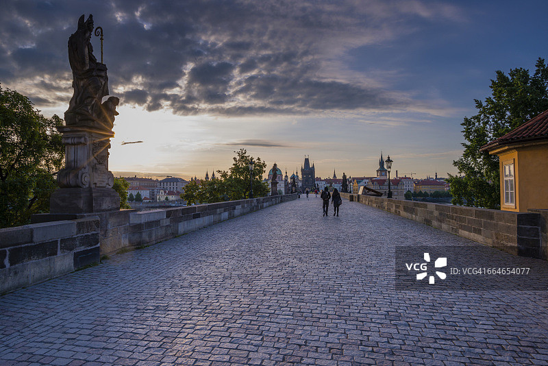 捷克，布拉格，老城，查尔斯桥和老城桥塔日落图片素材