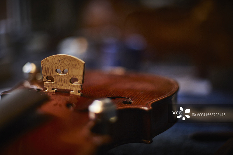 一个琴师作坊里的小提琴的特写图片素材