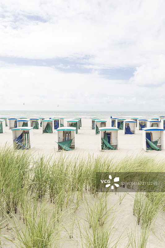荷兰，泽兰，淡季时空荡荡的海滩小屋图片素材