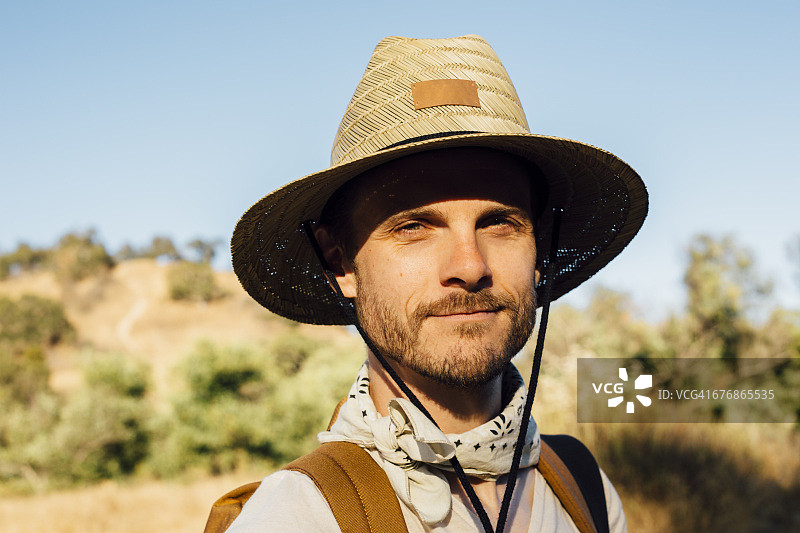 美国加利福尼亚州马里布峡谷，一名男子戴着太阳帽看着照相机微笑的肖像图片素材