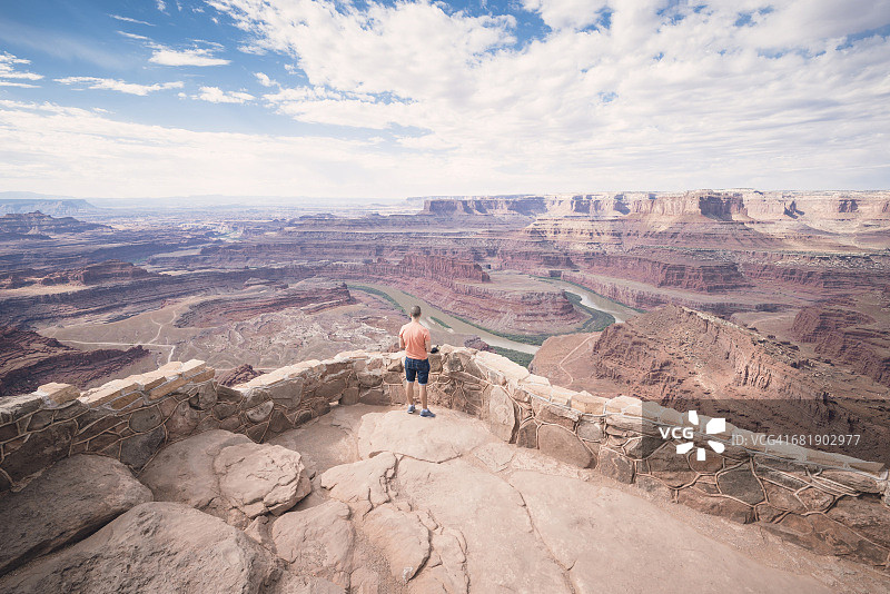 美国，犹他州，一个年轻人站在死马点，望着科罗拉多河图片素材