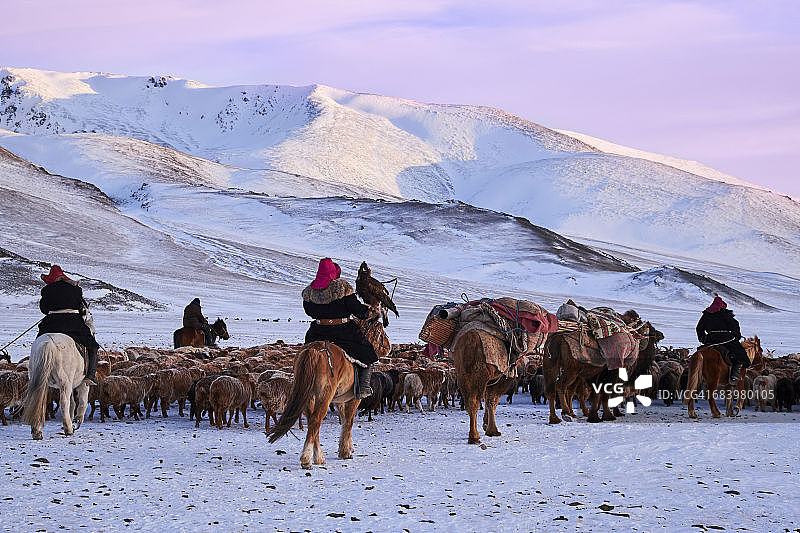 蒙古，哈萨克人的冬季迁徙图片素材