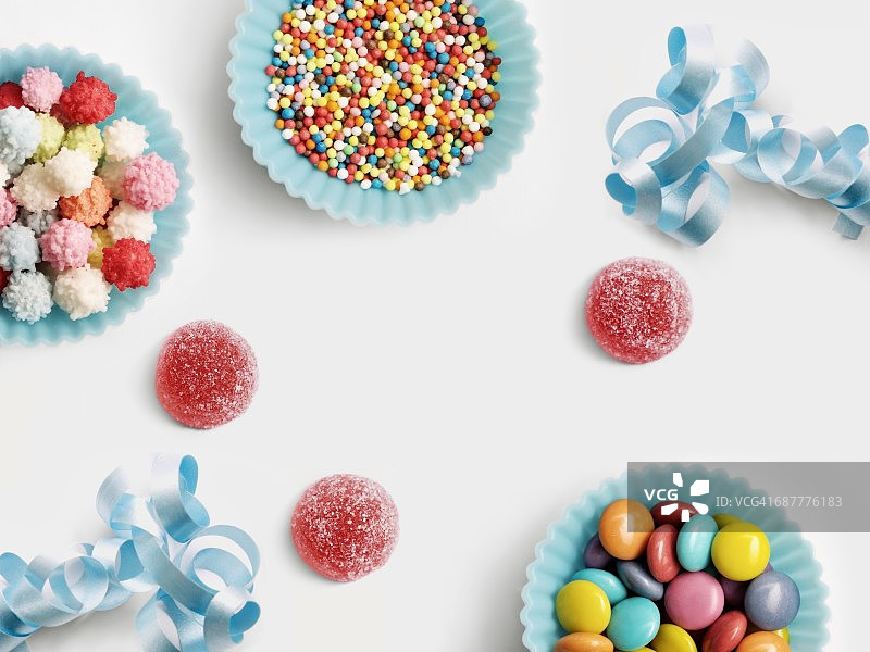 蓝色的纸杯里装满了糖球，用来装饰蛋糕图片素材