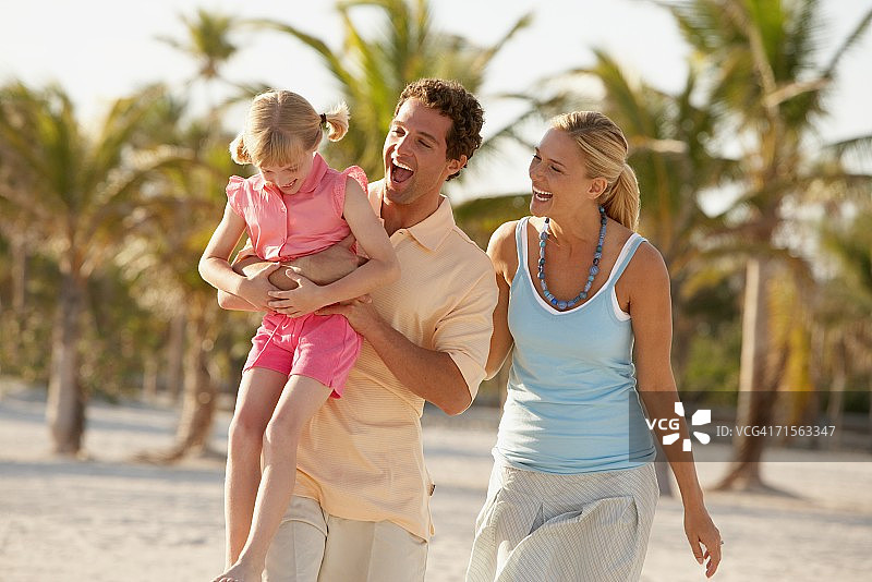 海滩上的幸福家庭图片素材