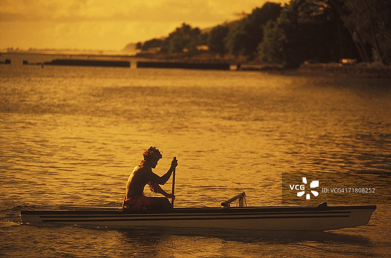 黄昏时分，美国夏威夷，一个人划船的剪影图片素材