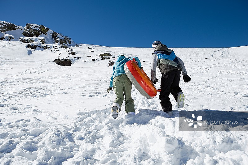两个人用雪管跑步图片素材