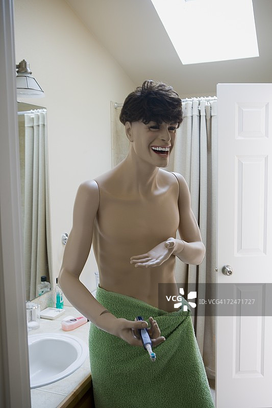 一个男性模特在浴室里拿着牙刷的特写图片素材