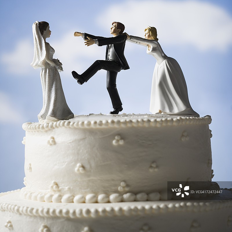 婚礼蛋糕视觉隐喻与雕像蛋糕顶部图片素材