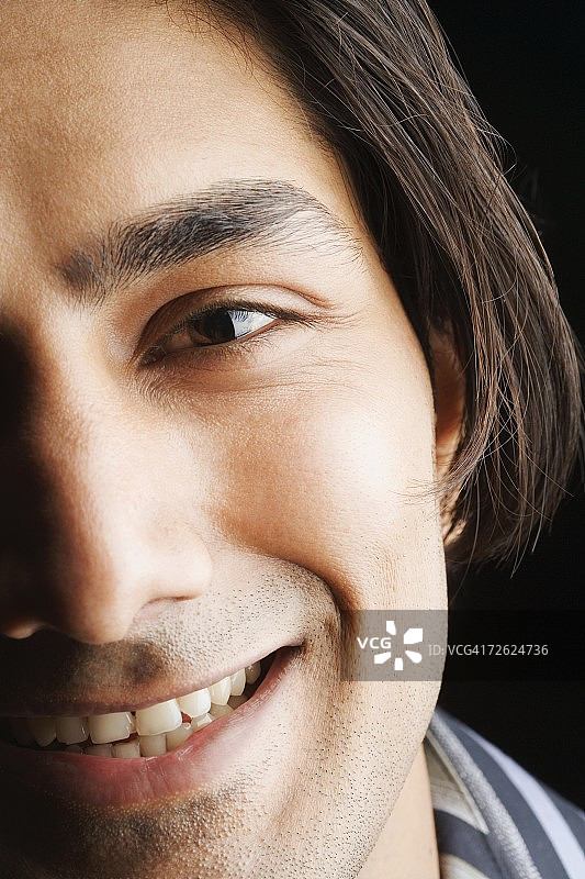 一个微笑的年轻人的肖像图片素材
