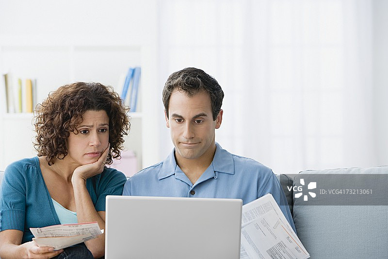 夫妇在电脑上查看家庭财务图片素材