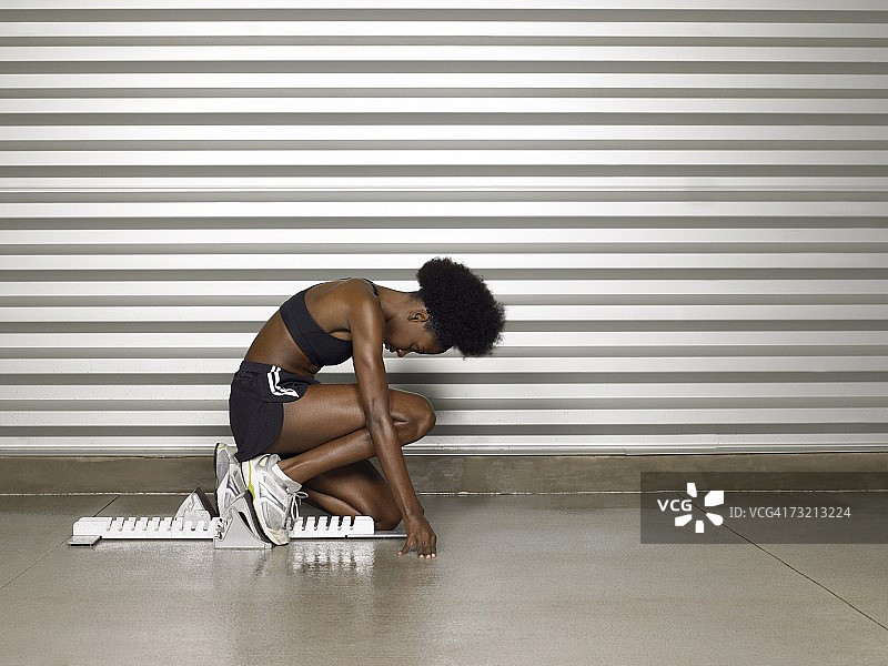 起跑线上的女子短跑运动员图片素材