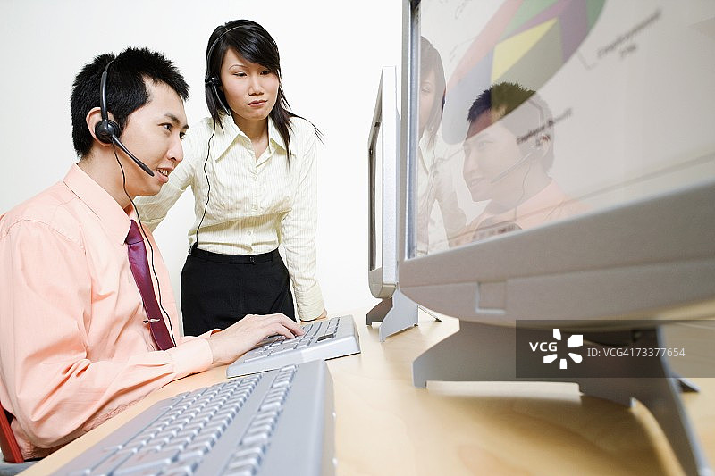 两名客户服务代表在电脑上工作图片素材