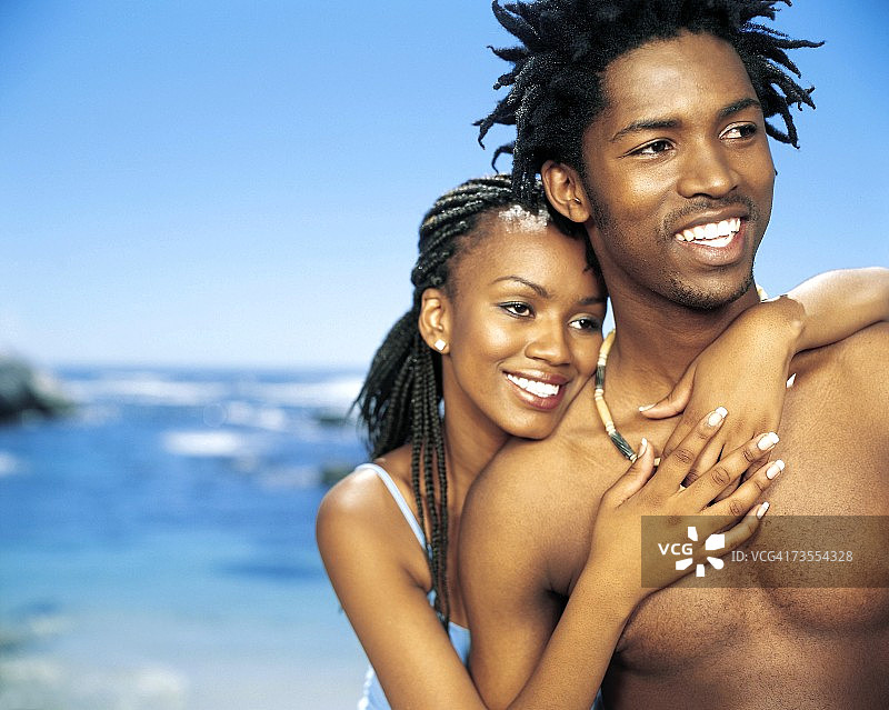 沙滩上的年轻非洲夫妇图片素材