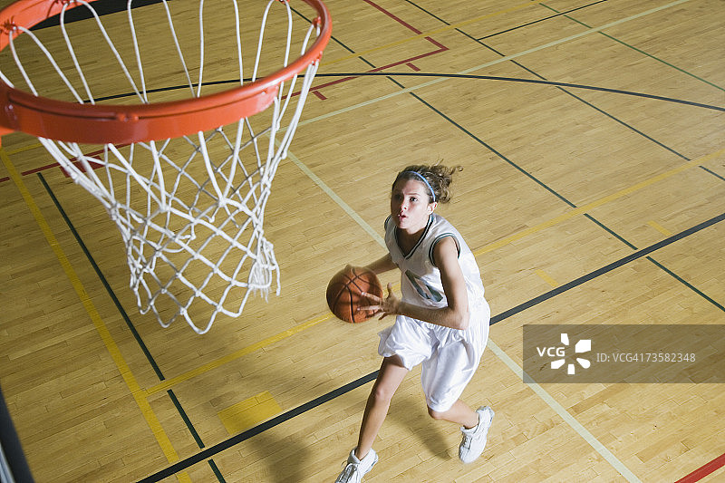 少女(16-18岁)打篮球，高瞻远望图片素材