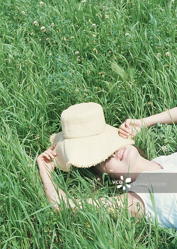 睡在草地上的女人图片素材