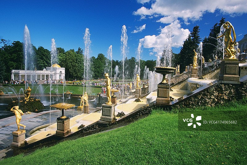 俄罗斯圣彼得堡彼得霍夫大宫殿花园中的喷泉图片素材