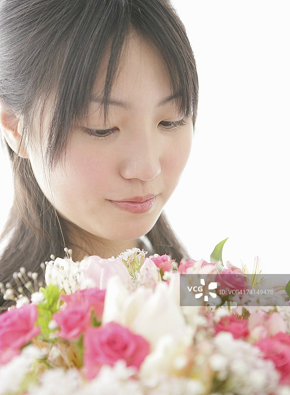 日本少妇捧着花，画像图片素材