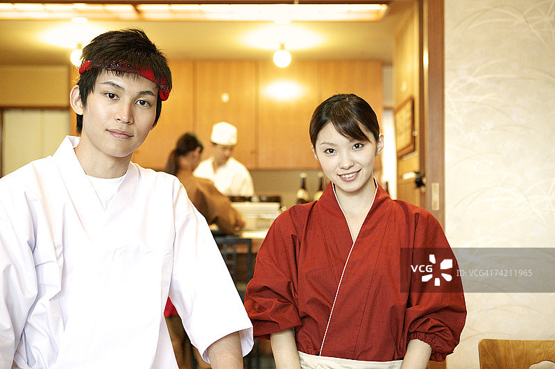 日本餐厅服务员的肖像图片素材