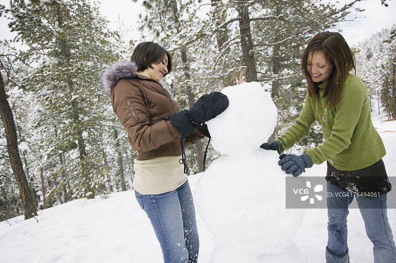 两个女人在堆雪人图片素材