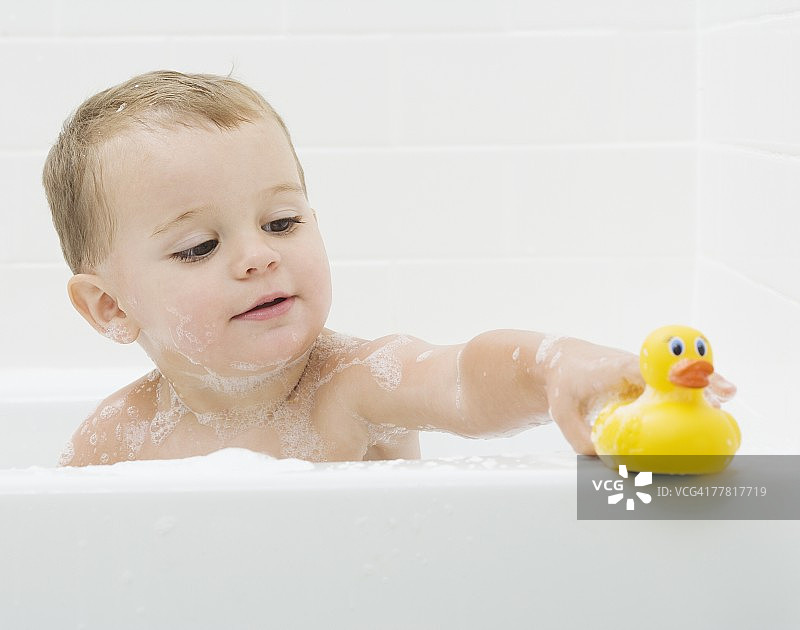 宝宝在浴缸里玩橡皮鸭图片素材