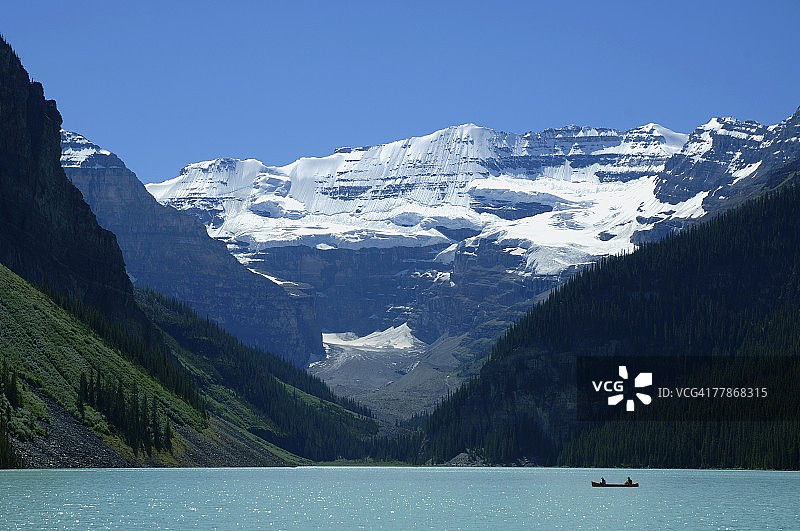 在前景中有一个湖的山脉图片素材