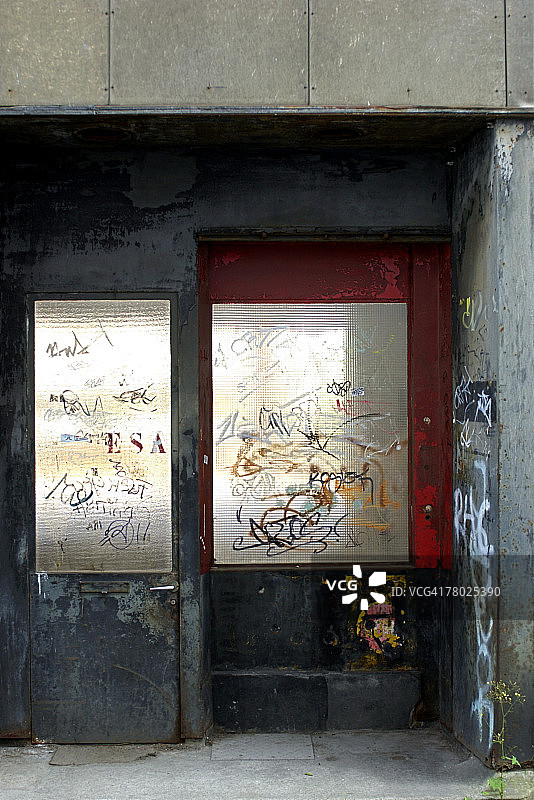 在瑞士圣加伦，一个被涂鸦覆盖的凹进的门口的特写。图片素材