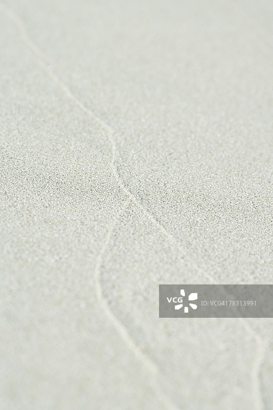 退潮时沙滩上冲浪的痕迹，特写图片素材