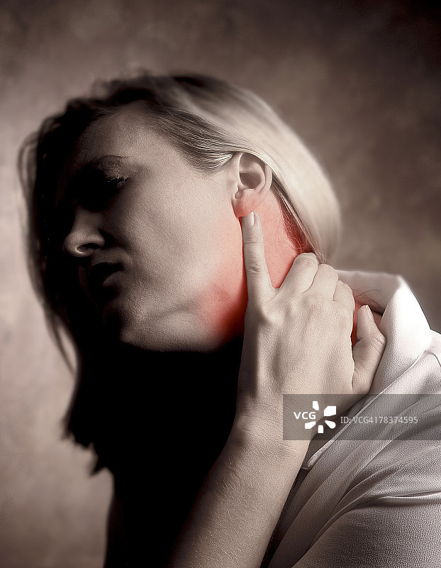 颈部疼痛的女性图片素材