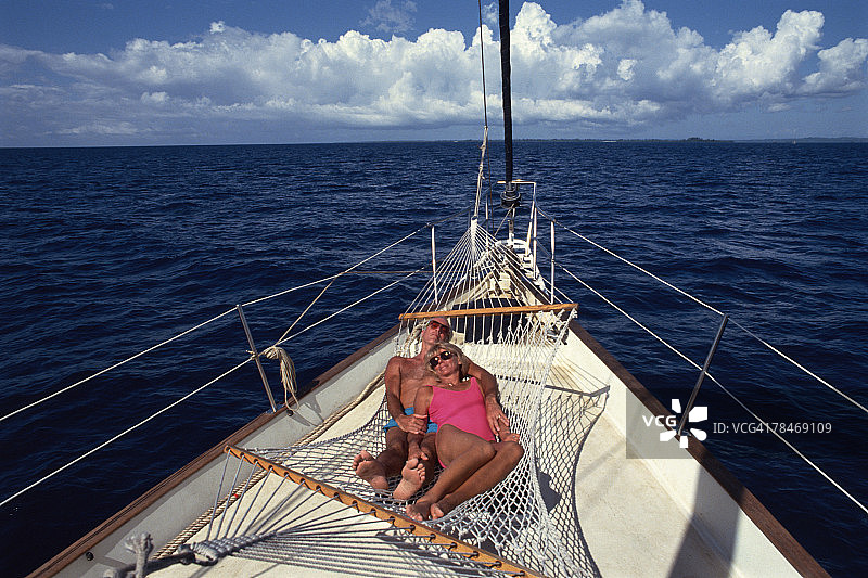 一对夫妇在船上的吊床上休息图片素材