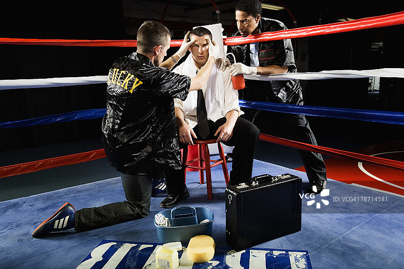 商人拳击手在回合之间接受治疗图片素材