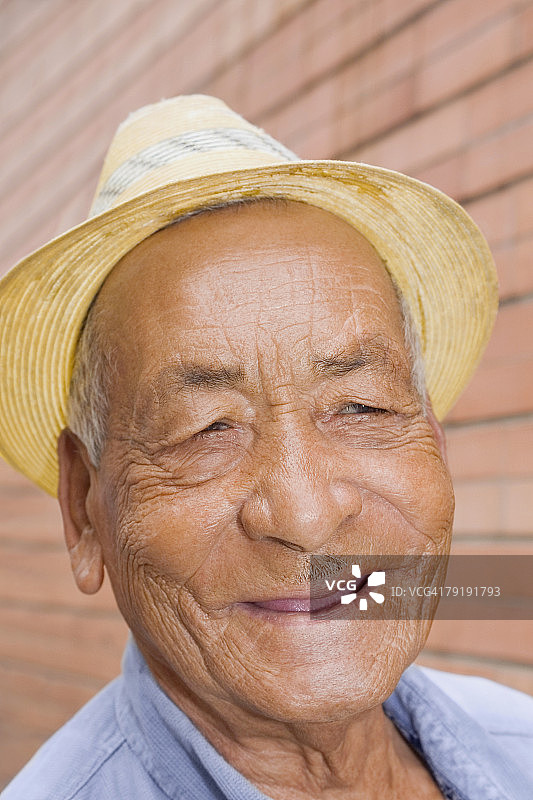 一个老男人微笑的特写图片素材