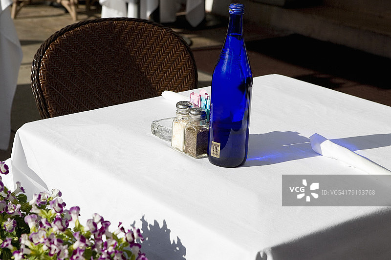 一张桌子上的瓶子和盐瓶的特写，南海滩，迈阿密海滩，佛罗里达，美国图片素材