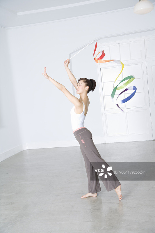 女子练习艺术体操用丝带表演图片素材