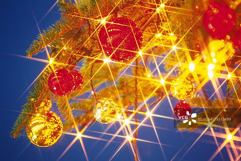 发光圣诞树装饰圣诞节的小玩意，近距离图片素材