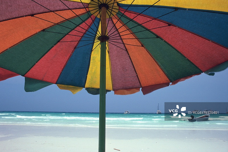 彩色沙滩伞，低角度观看图片素材