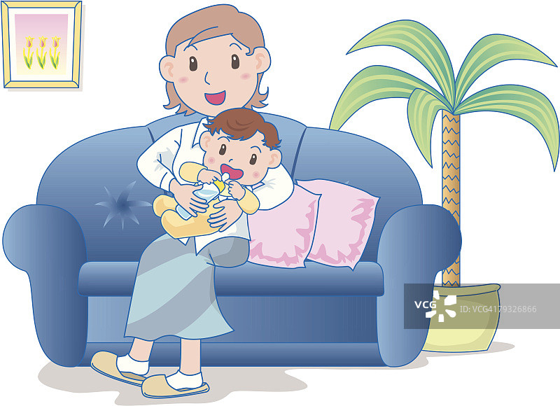 妈妈抱着宝宝坐在沙发上，微笑着图片素材