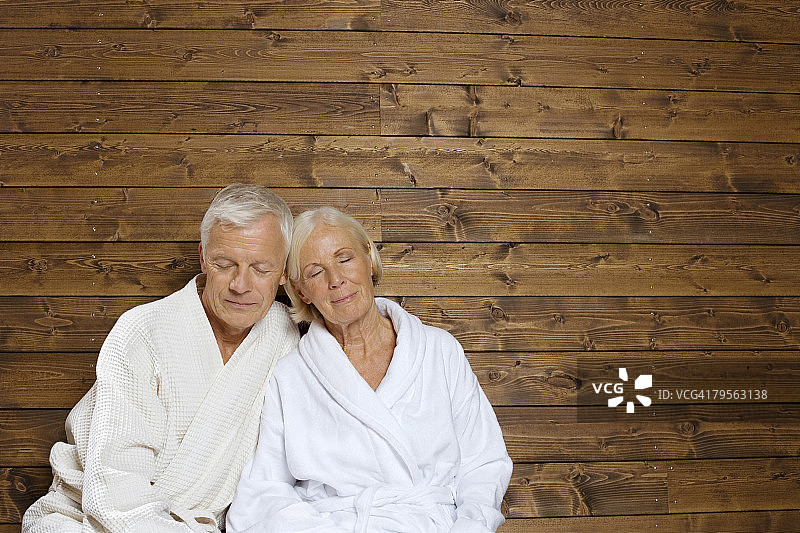 德国，老夫妇穿着浴袍图片素材