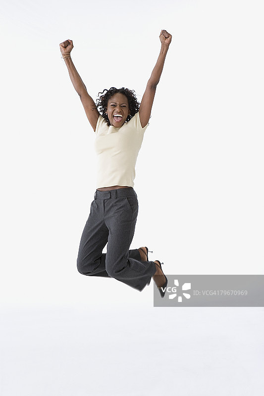 非裔美国妇女跳着欢呼图片素材