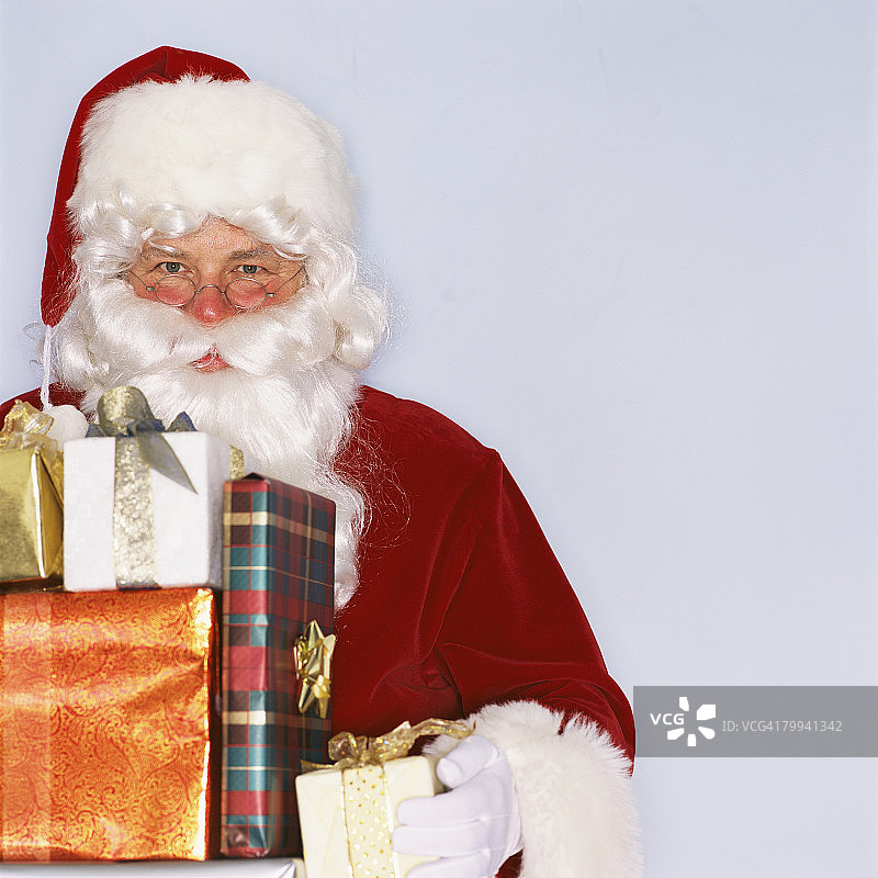 圣诞老人拿着包装好的礼物图片素材
