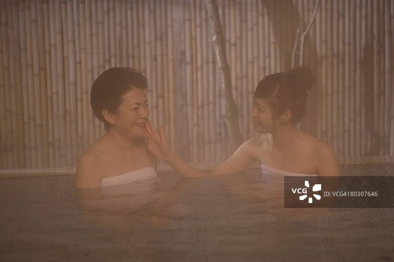 两个女人泡在热水浴缸里图片素材