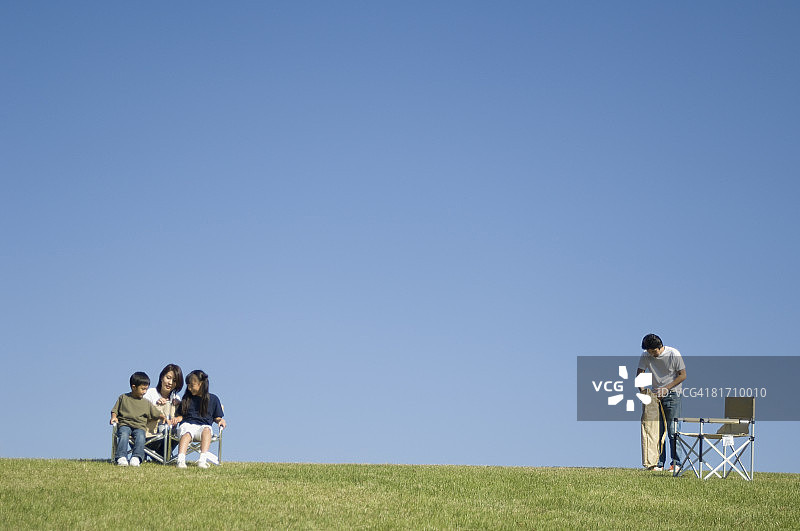 一家人坐在田野里图片素材