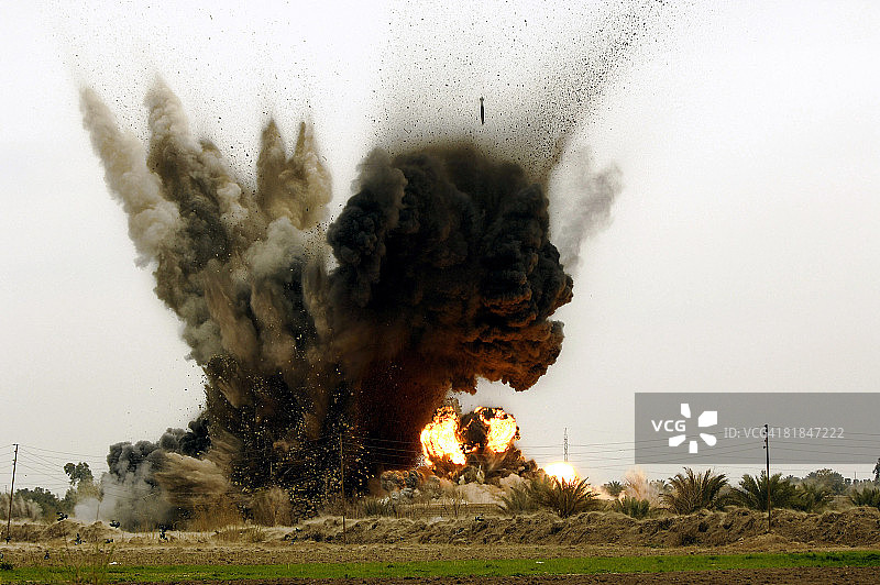 6枚GBU-38炸弹爆炸。图片素材