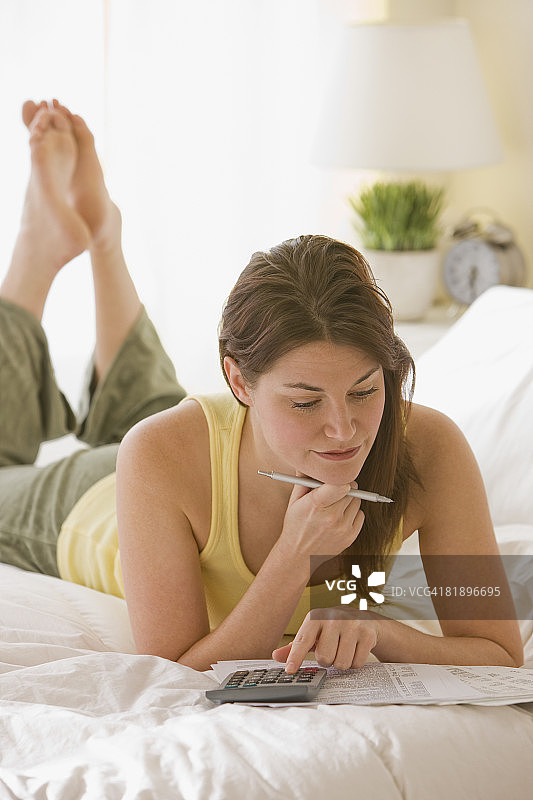 女人在床上理财图片素材