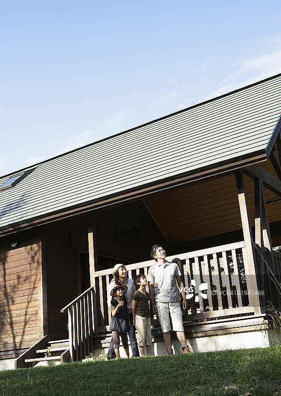 一家人站在小屋前图片素材