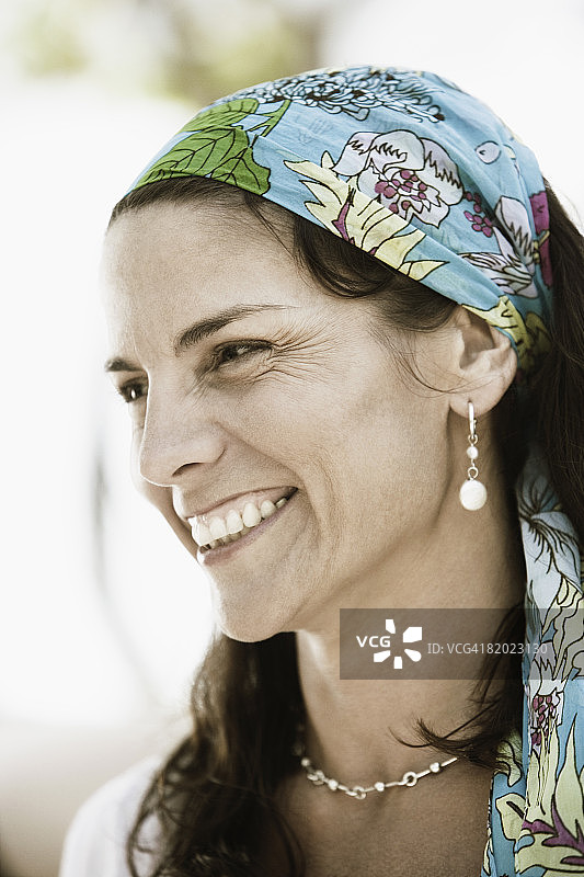 一个中年妇女戴着头巾微笑的特写图片素材