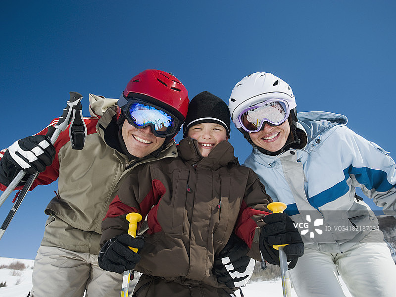 穿着滑雪装备的家庭图片素材