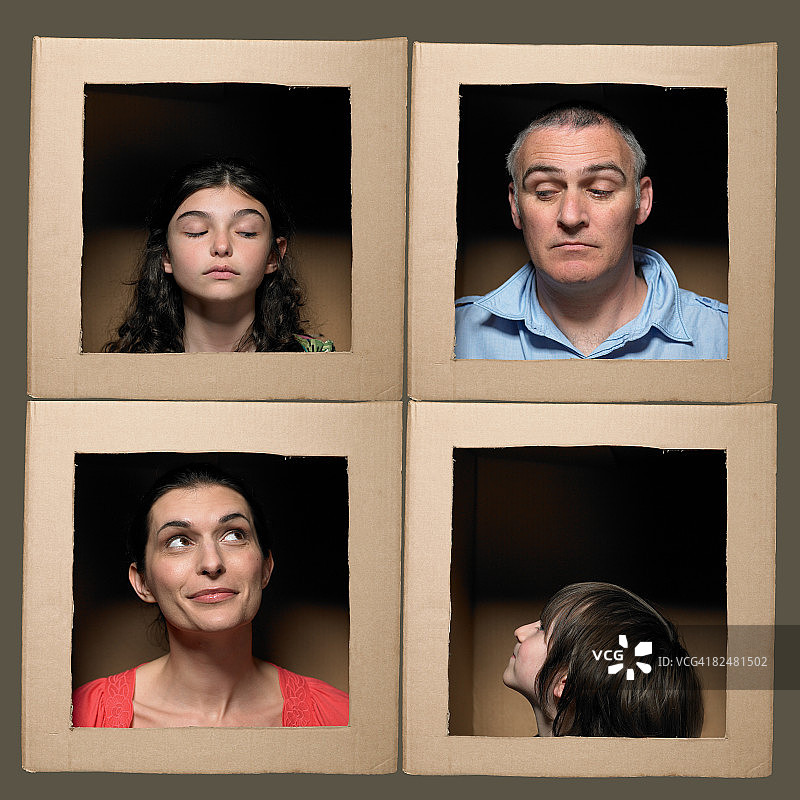 一家人在盒子里做鬼脸图片素材